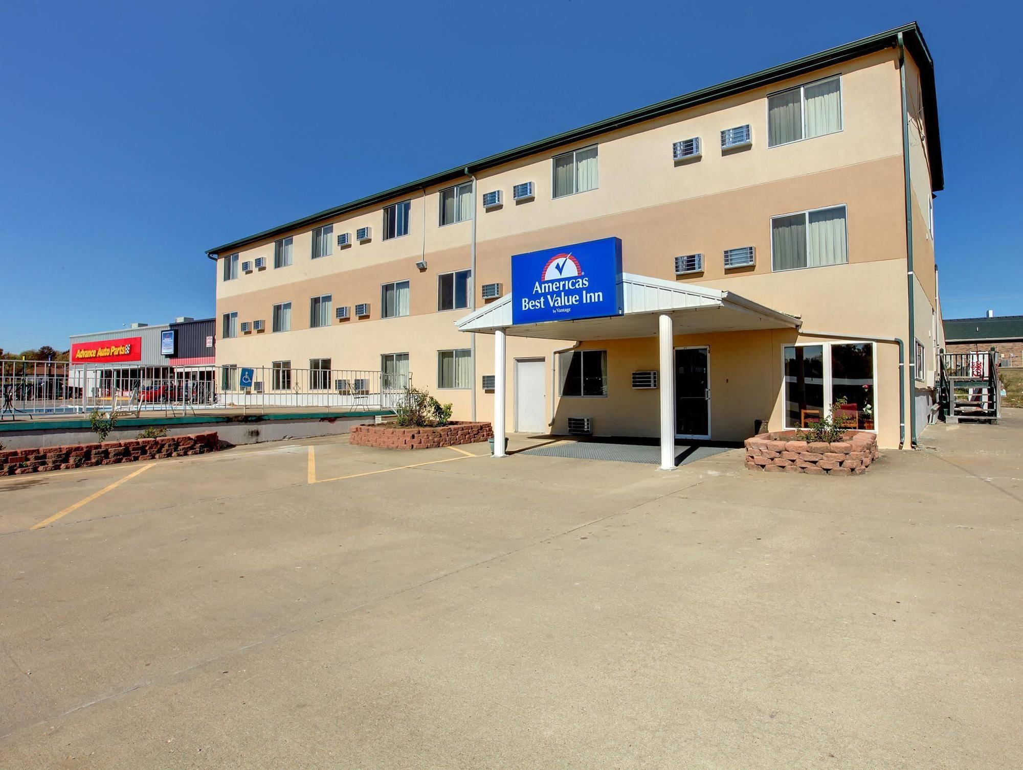 Red Roof Inn Cameron Exterior photo